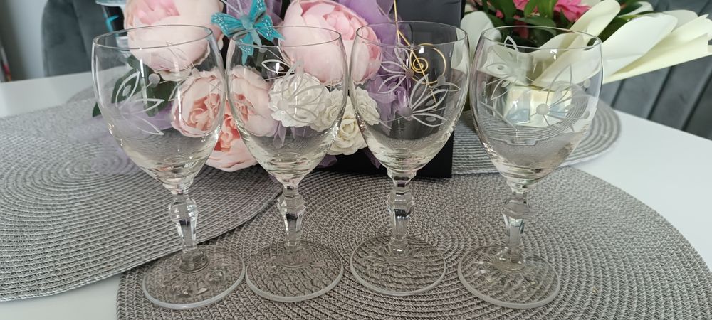 4 броя кристални чаши на столче!