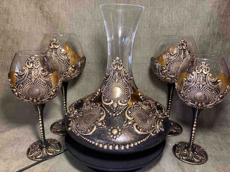Ръчно декориран сет от 5 части - 4 чаши и декантер в злато