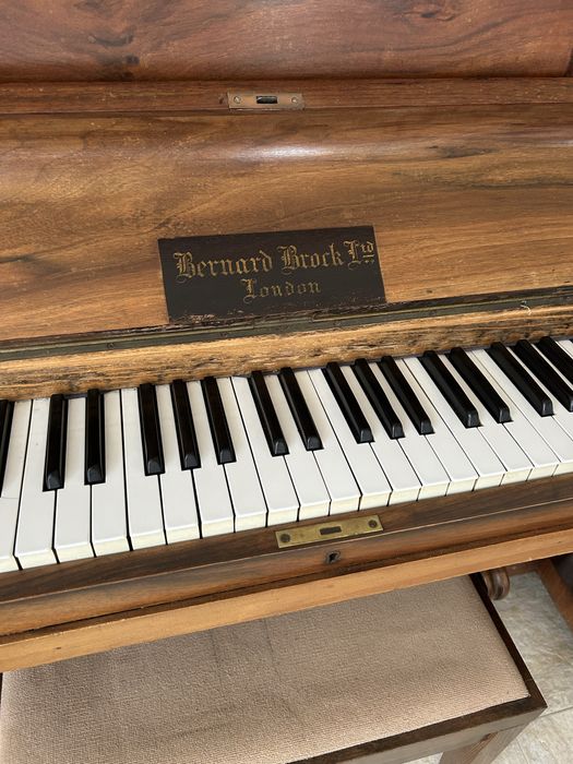 Pianina Bernard Brock