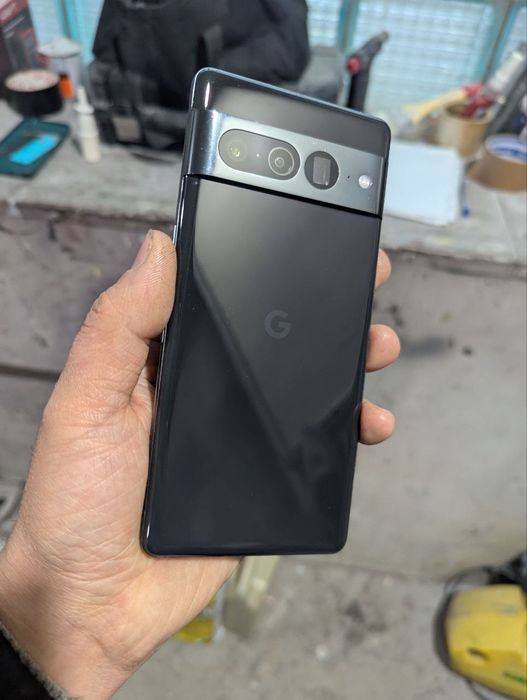 Google Pixel 7 pro (петно возле индикатора антенны)