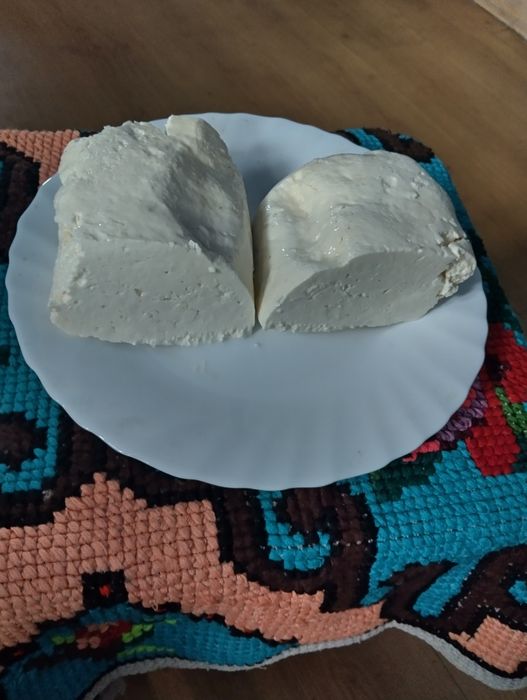 Vând brânza de vaca 20 lei kg