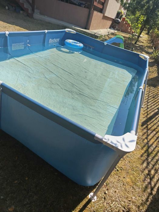 Piscina. Curte cadru metalic