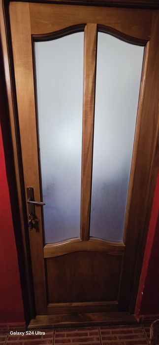 Vând 4 uși din lemn masiv