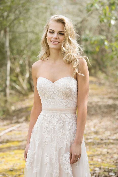 Rochie mireasa dantela pretioasa Lilian West  A line