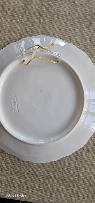 Чиния за закачане на стена