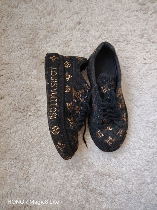 Vand pantofi sport  model Louis Vuitton