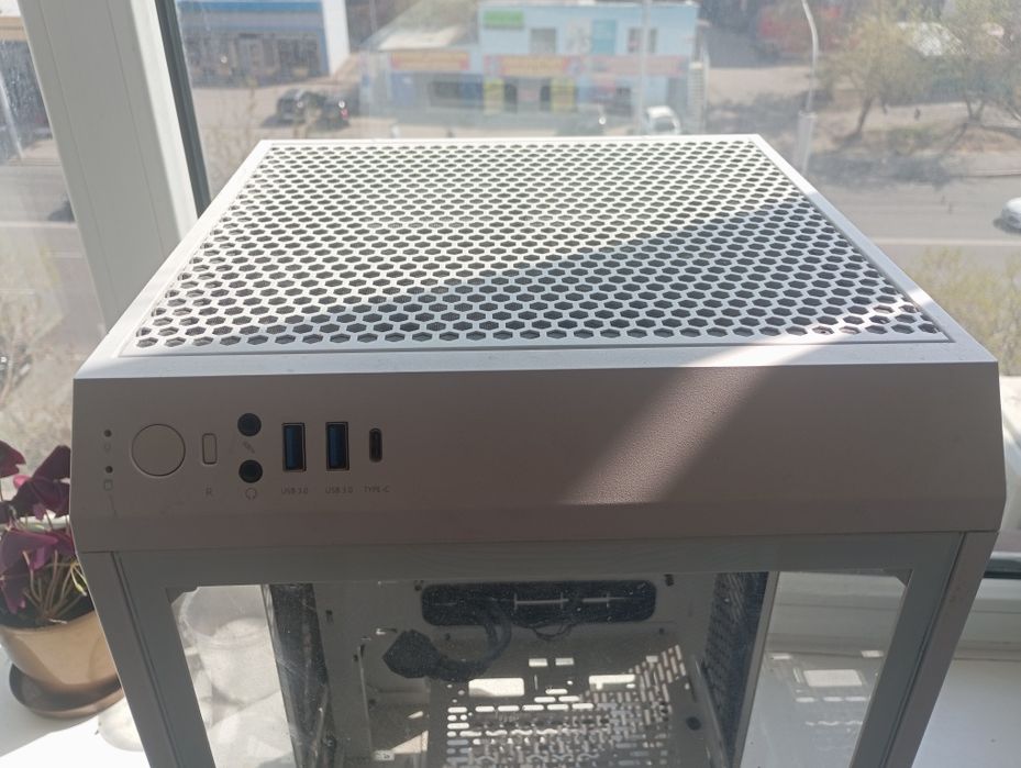 Thermaltake tower 100 ITX