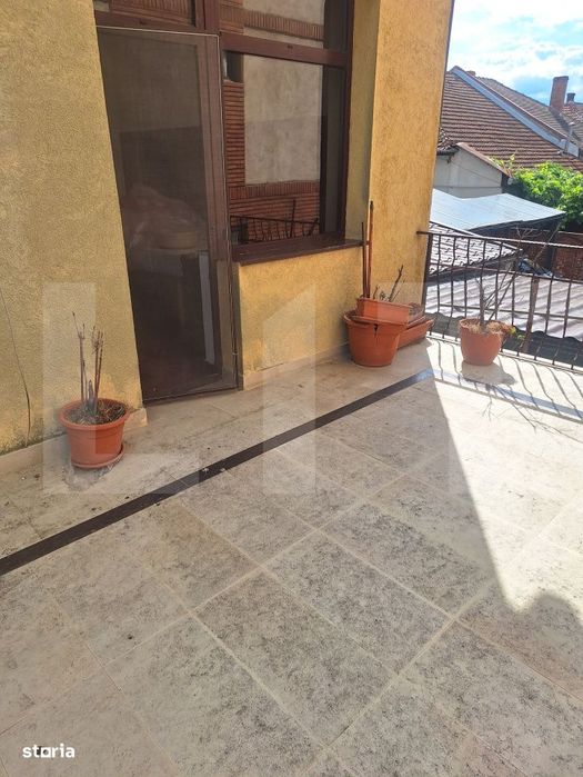 Casa de vanzare, 395 mp, zona Cotu Mic