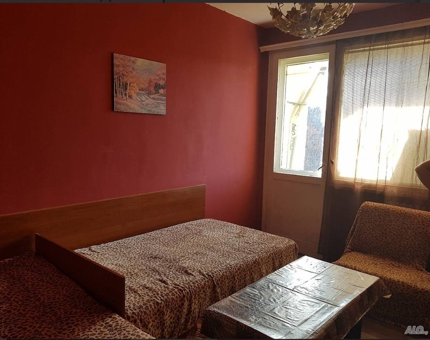 Нощувки в самостоятелна стая. Подходяща за жена/студентка.