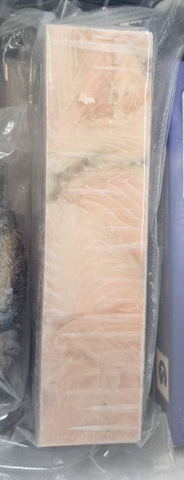 Куски филе семги в вакууме.