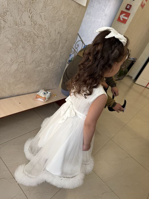 Продам платья. Подойдет на 3-6 лет.