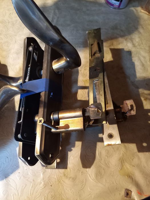 Дверные замки с ручками.