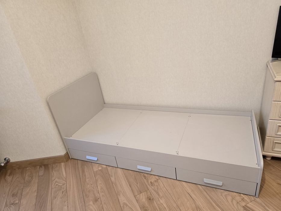 Кровать односпальная.