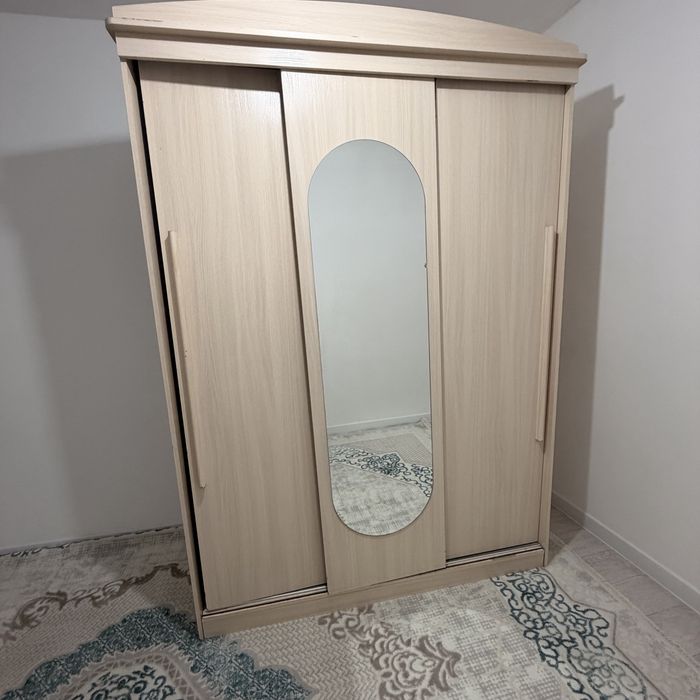 Шкафи и диван берите