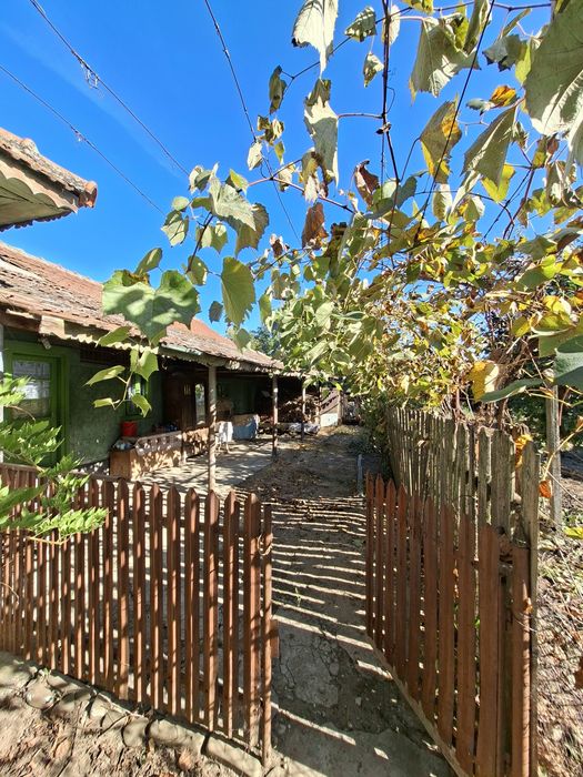 Casă bătrânească + teren de vânzare sat Cioceni, jud. Prahova