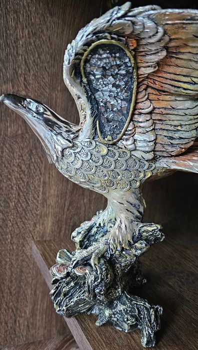 Статуетка орел с камъни