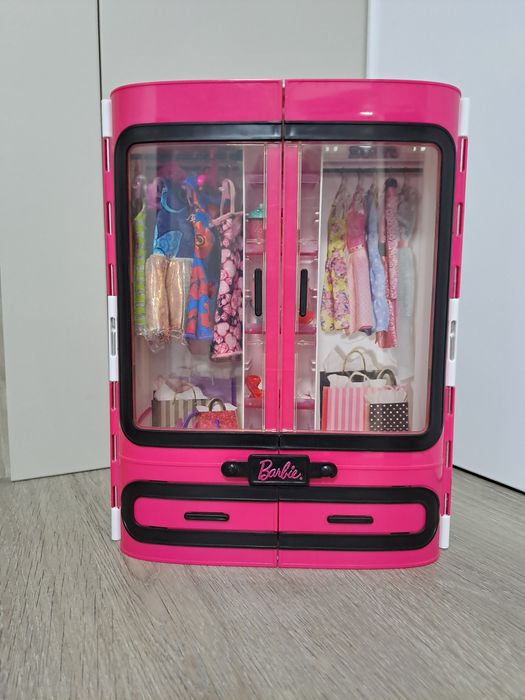 Dulap Barbie cu haine si accesorii incluse