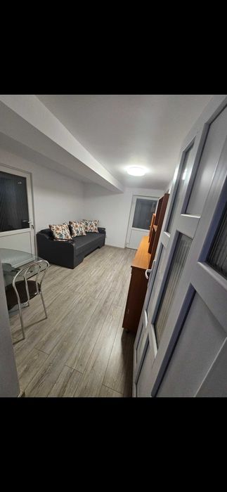 De închiriat: apartament 2 camere, curte și parcare –  aproape de oraș
