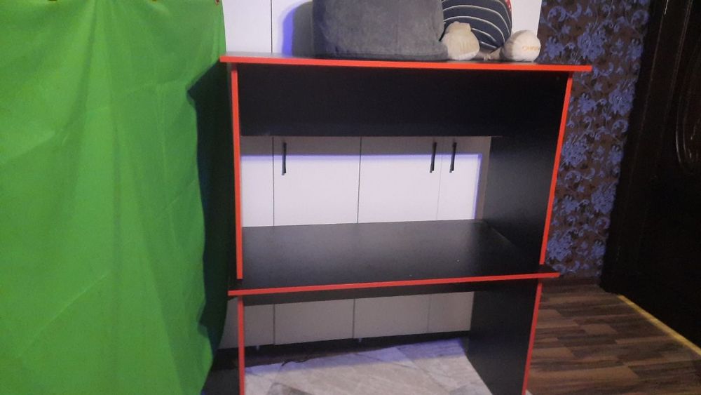 Игровой стол красно чёрный