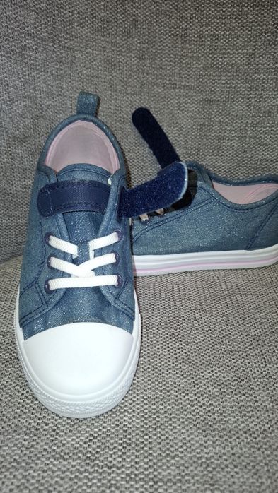 Lot teniși, pt fete,cu adeziv si șiret,in stare foarte buna