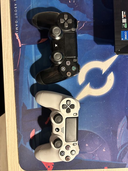 Playstation 4 cu 2 controllere si 4 jocuri