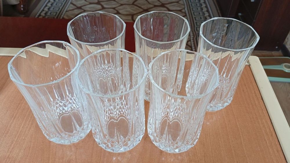 Посуда, в разнобой. Стаканы тарелки.