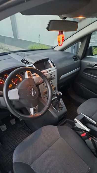 Vând Opel Zamfira