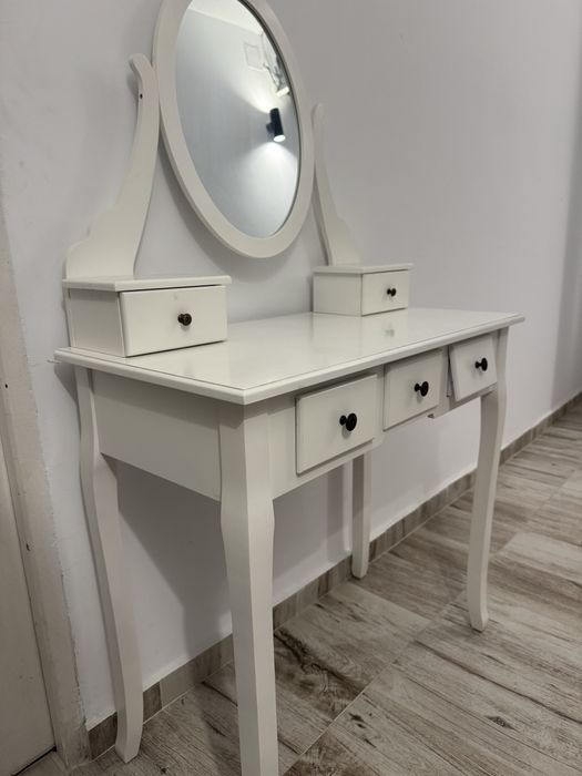 Masuta pentru machiaj cu oglinda