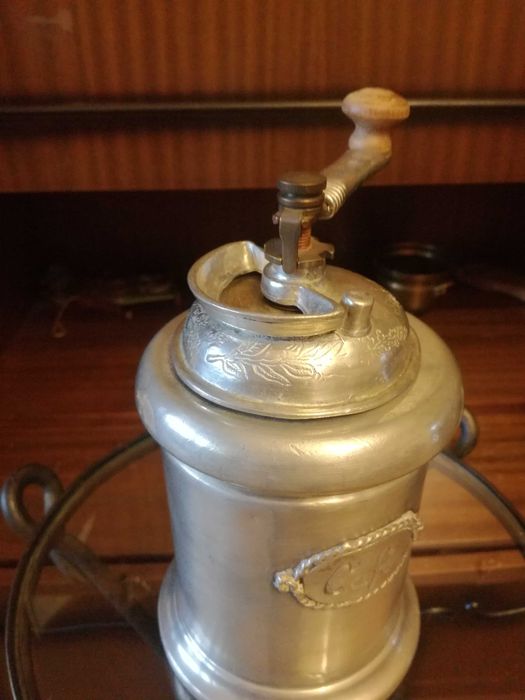 Старинна мелничка за подправки и кафе