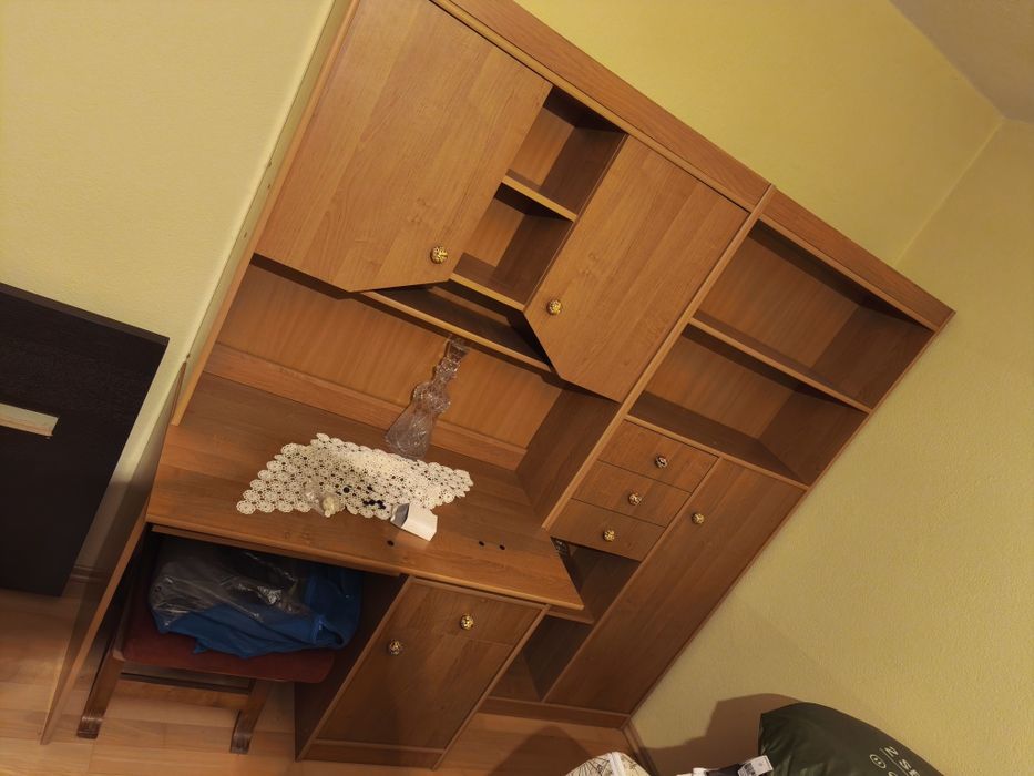 Секция от 2 части бюро + библиотека

Размер бюро 100см х 60 см височин