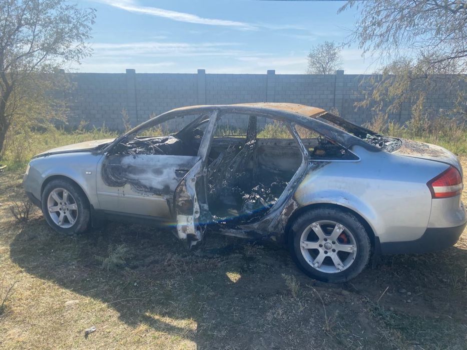 Ауди А6. Объем 2,4 , сгорел салон,