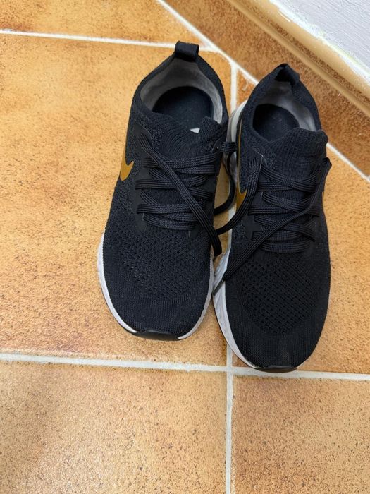 Adidași Nike negri