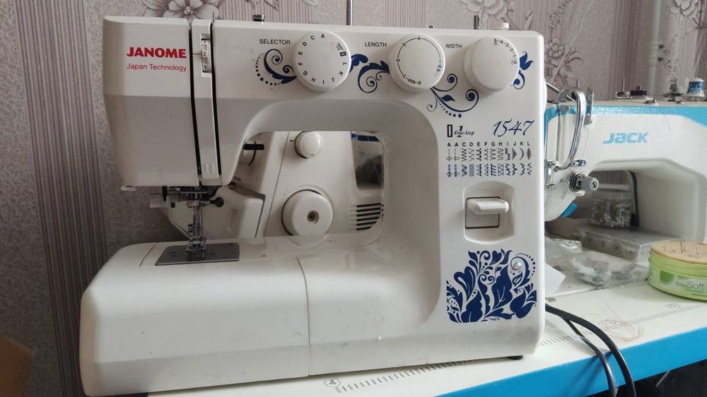 Швейная машина Janome 1547 белый