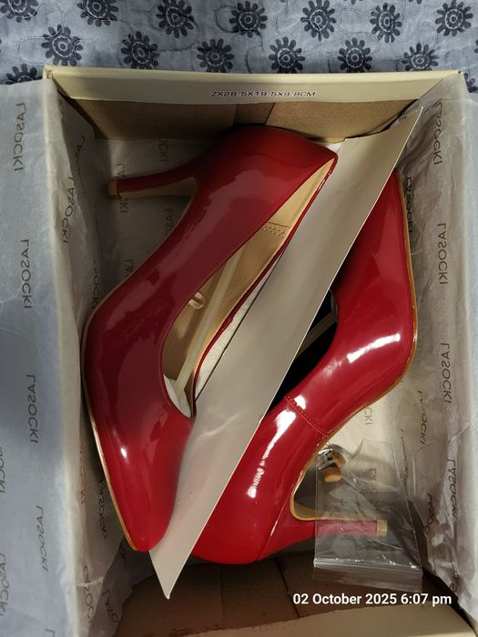 Pantofi cu toc, roșii, de lac