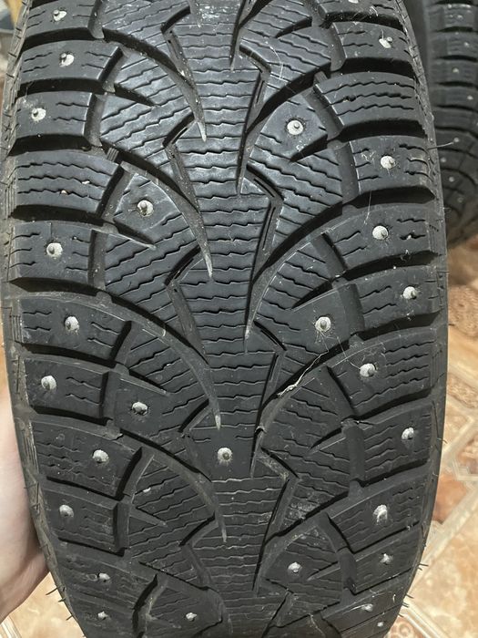 продаю зимные шипованные шины Nokian Nordman