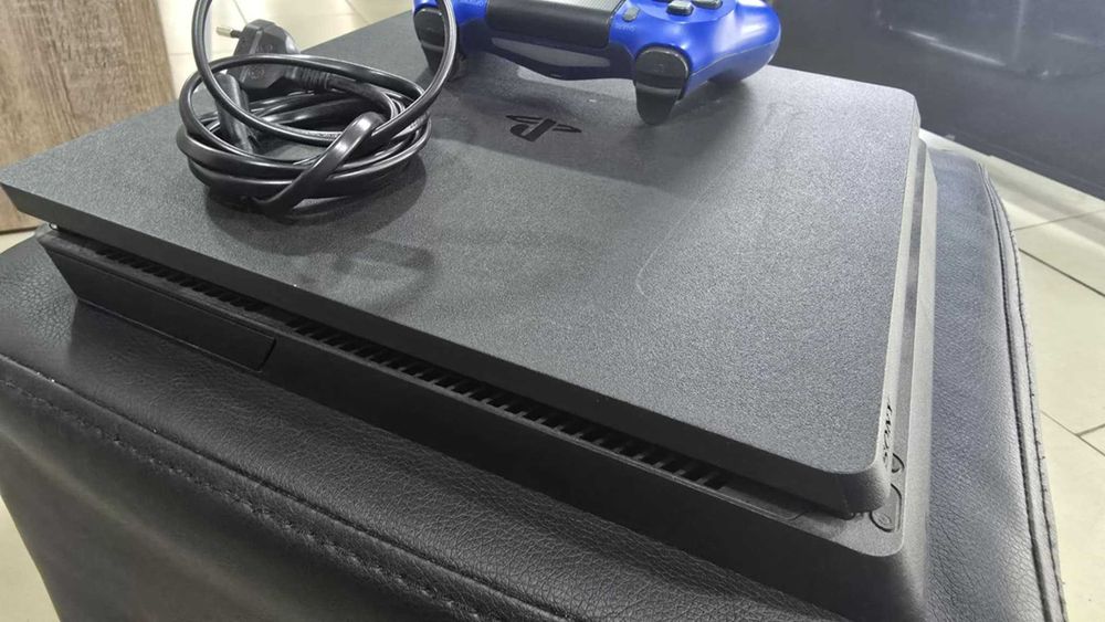 Sony PlayStation 4 Slim Jet Black 500GB + 1бр Контролер и FIFA 20