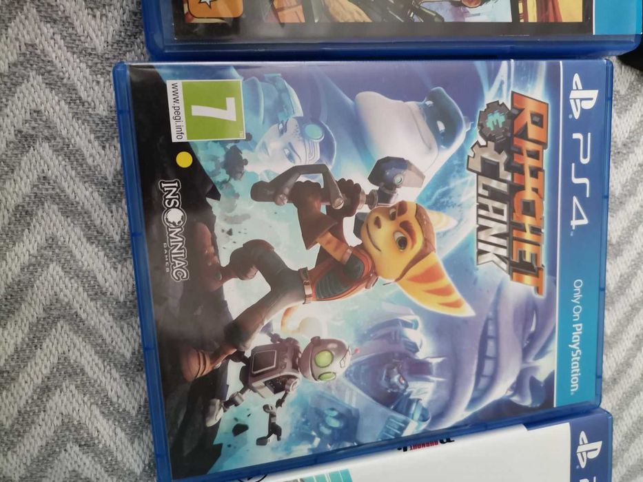 Ps4 500gb в отлично състояние с всички кабели и един джойстик.