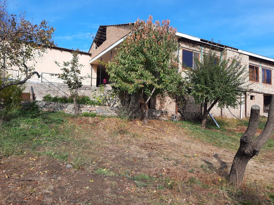 Yusufxonada 10.5 sotk uy sotiladi