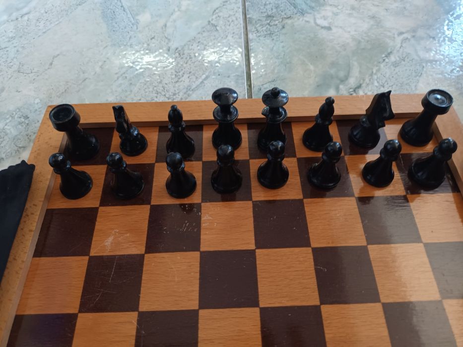 Шах дъска със дървени струговани фигури