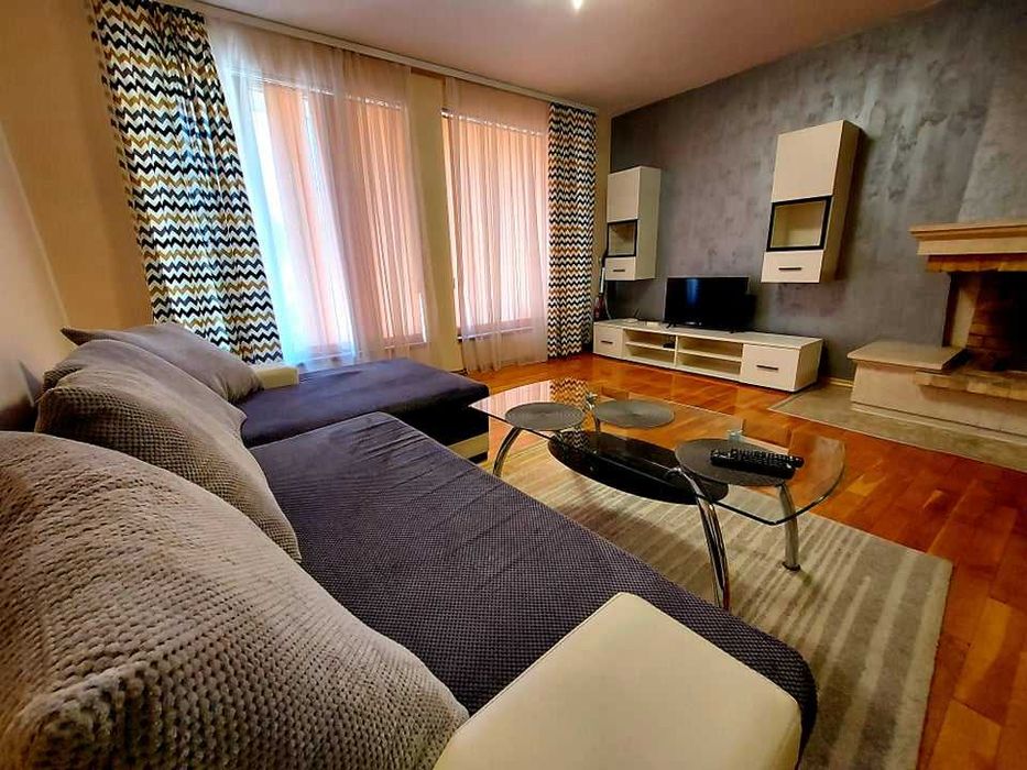 Дава се под наем Двустаен апартамент в Бургас, Център - 70 кв.м за 225 € - Снимка #3