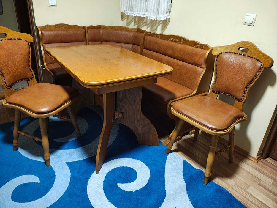 Colțar lemn și masa