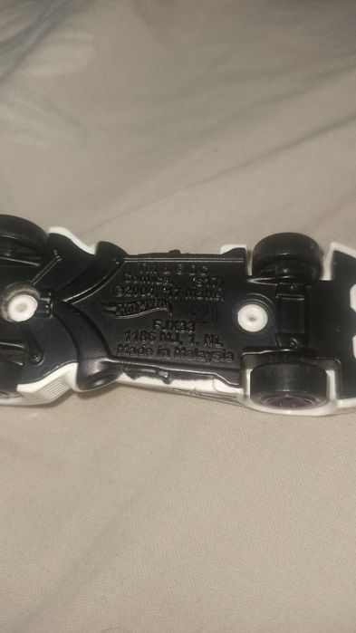 Продам 4 машинки hot wheels