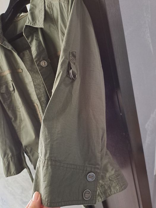 Jacheta in stil safari sau militar.