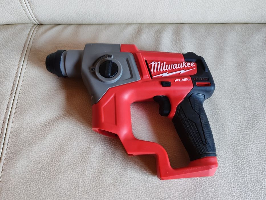 Ciocan rotopercutor Milwaukee M12 CH