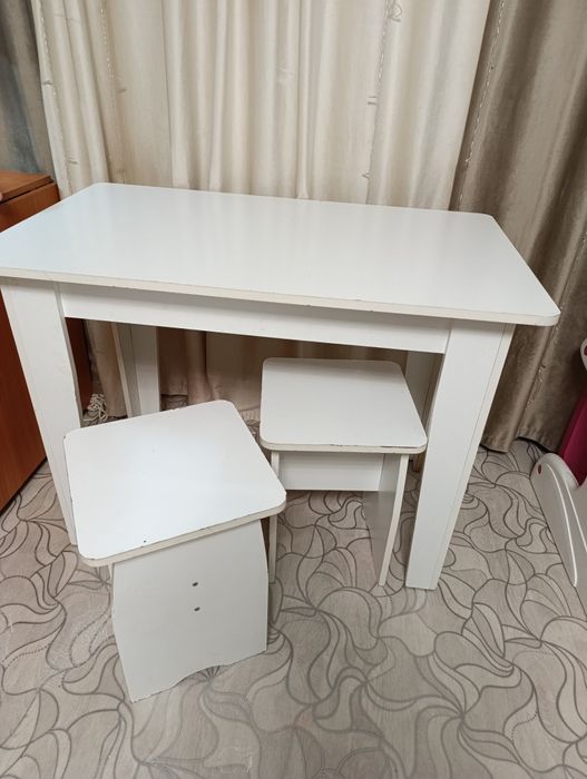 Продаю стол +4 табуретки