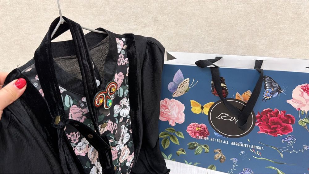 Платье  кирпи стоит 35.000 тенге