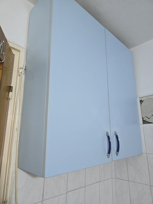 Corpuri suspendate baie