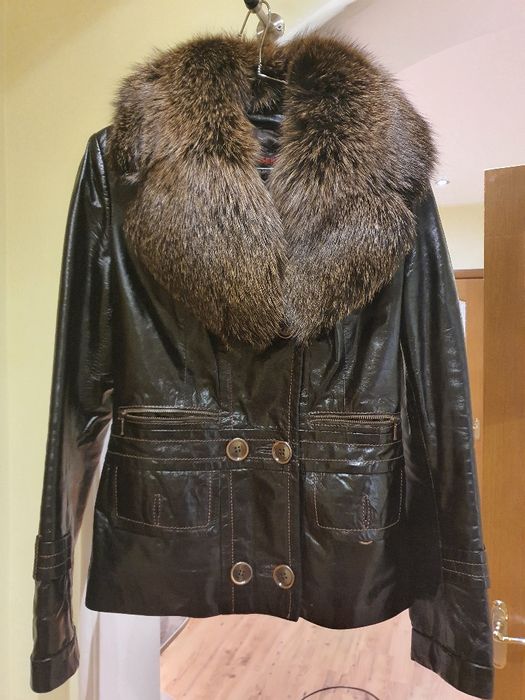 Продаётся шикарная кожаная куртка- пиджак,с меховым воротником
