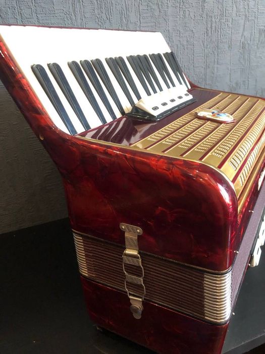 Аккордеон Weltmeister 3/4 [красно-перламутровый]