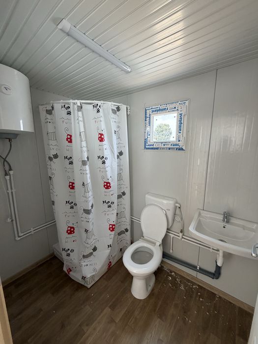 Vand containere modulare cu vitrina riflaje lemn grup sanitar